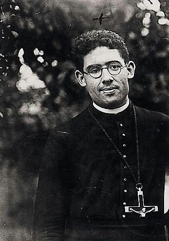 Retrato fotográfico en blanco y negro de Cecilio Vega Domínguez, joven de rostro sereno, vestido con el hábito de los Misioneros Oblatos de María Inmaculada y el crucifijo oblato sobre el pecho.