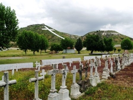 Cementerio de los mártires de Paracuellos del Jarama, con lápidas y cruces alineadas.
